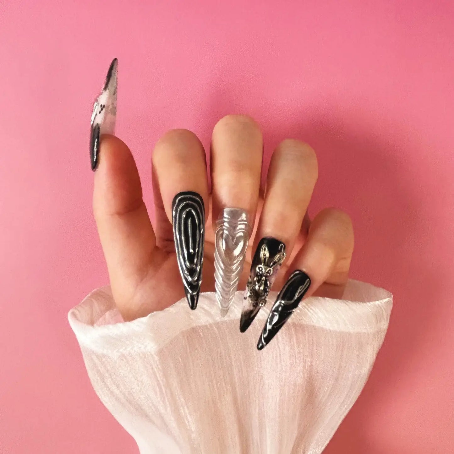 Q037-SCARY BUNNY-STILETTO